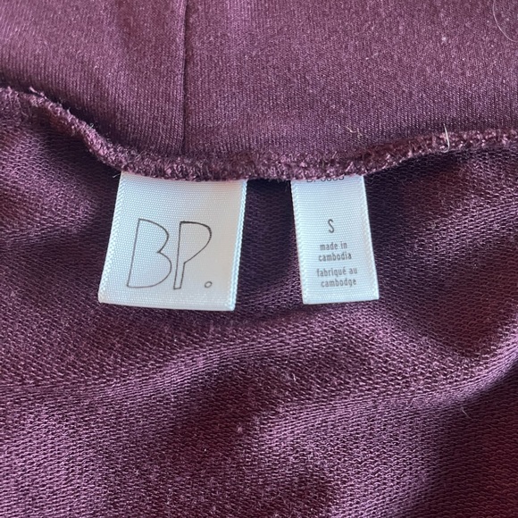 Simple maroon turtle neck dress - Picture 4 of 4